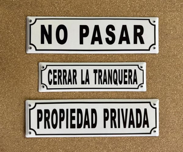 Cerrar la Tranquera — Placas Parmui Placa enlozada Parmui, cerrar la tranquera