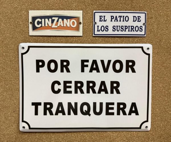Cerrar la Tranquera — Placas Parmui Placa enlozada Parmui, cerrar la tranquera