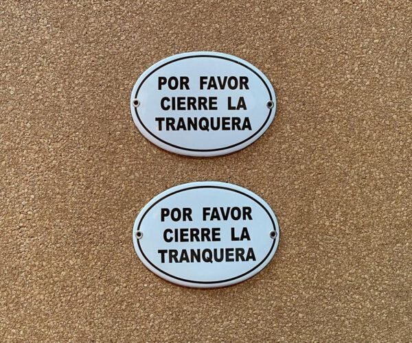 Cerrar la Tranquera — Placas Parmui Placa enlozada Parmui, cerrar la tranquera