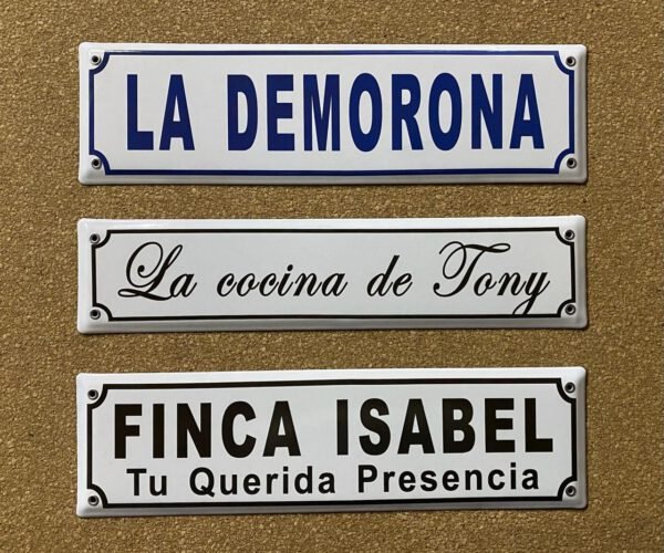 En Cursiva — Placas Parmui Placa enlozada Parmui, en cursiva