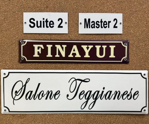 En Cursiva — Placas Parmui Placa enlozada Parmui, en cursiva