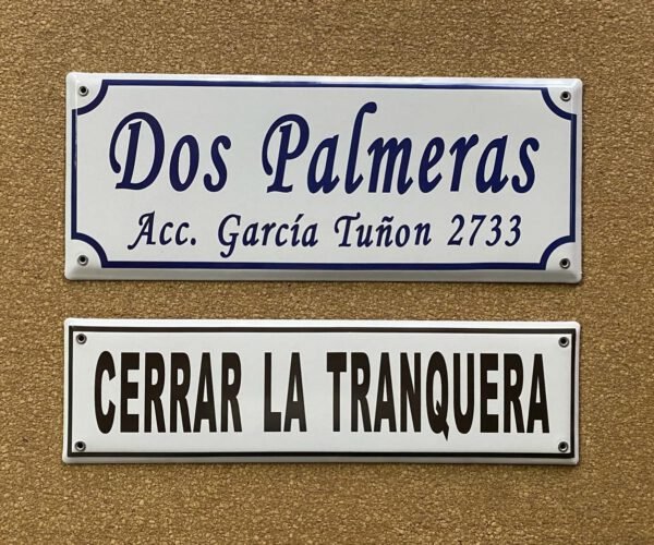 En Cursiva — Placas Parmui Placa enlozada Parmui, en cursiva