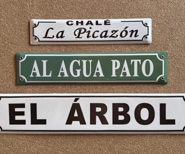 En Cursiva — Placas Parmui Placa enlozada Parmui, en cursiva